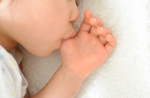 指しゃぶりが歯並びに与える影響と対策